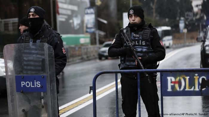 В Турции в рамках новой волны массовых чисток после неудавшегося летом путча уволены свыше 6 тысяч госслужащих. 