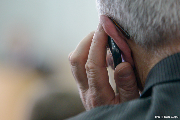 Moldovenii au devenit dependenți de telefoanele mobile și vorbesc ore întregi la acestea, cel puțin așa arată datele unui studiu.