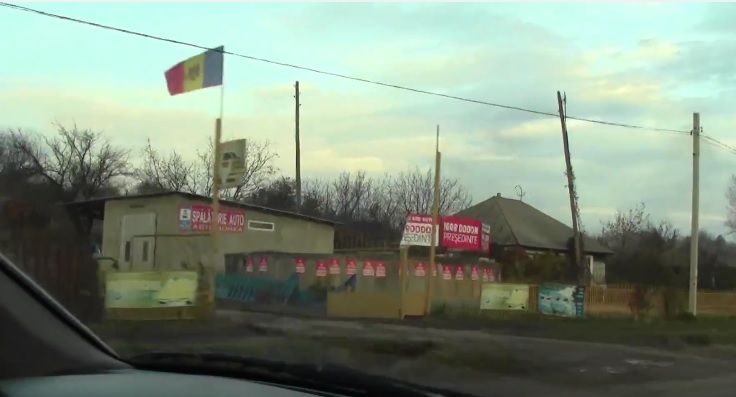 Afi­șe elec­to­ra­le can­di­da­ți­lor PSRM și PD, pla­sa­te ile­gal pe stâl­pii din loca­li­ta­tea Pere­se­ci­na, Orhei.