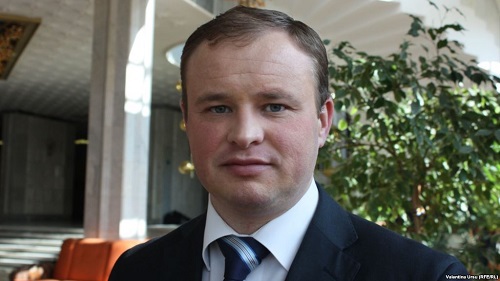 Эдуард Мушук утверждает, что встретит Новый год дома, в кругу семьи. Он отметил, что ему не нравится отмечать новогодний  праздник не дома.