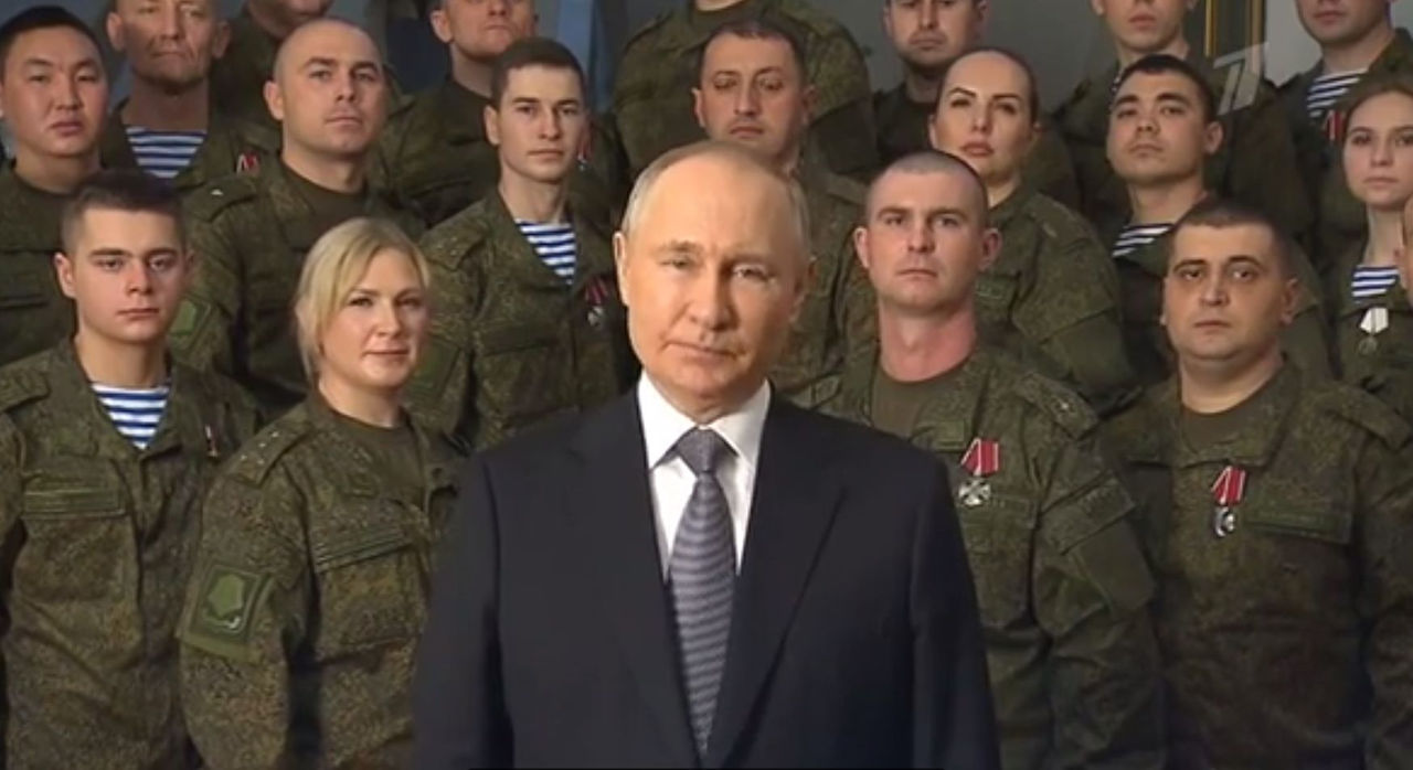 Путин записал новогоднее обращение вместе с военными.