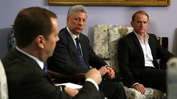 Медведев поздравил Медведчука с результатом его партии на выборах в Раду.