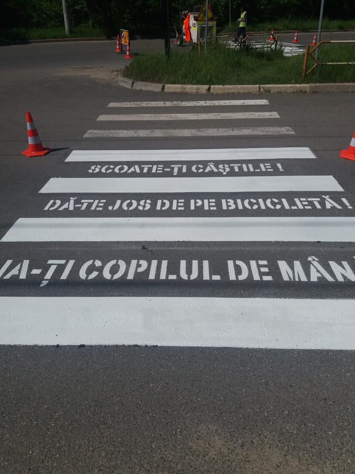В столице появился пешеходный переход с предупреждающими надписями. 