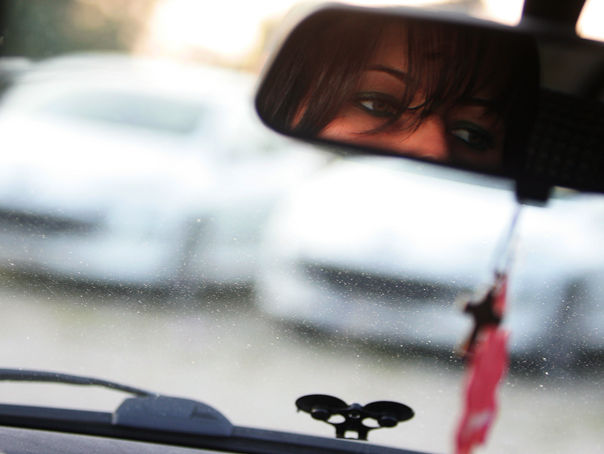O fetiţă de 3 ani, care nu era asigurată în scaun, a căzut din maşina aflată în mers. 