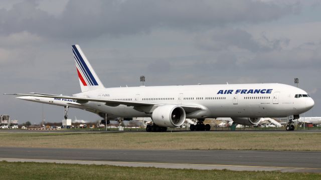 На борту самолета Air France, совершившего посадку в Кении из-за подозрительного предмета на борту, находилась бомба.