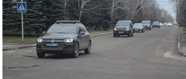 По Краматорску проехали более десятка машин кортежа президента в сопровождении нескольких полицейских автомобилей.