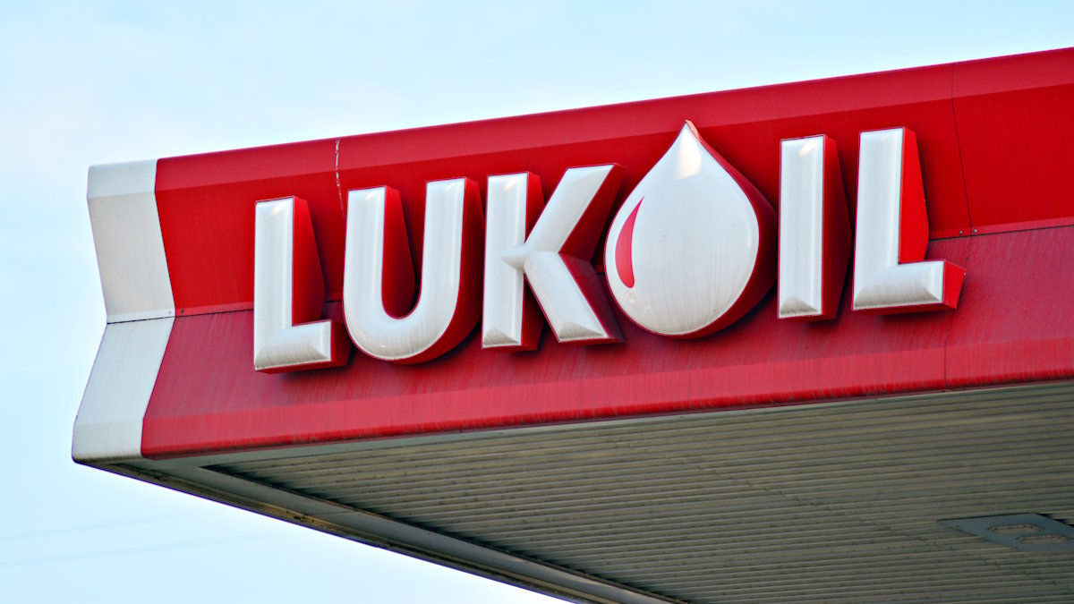 Comisia Europeană examinează consecințele unei posibile vânzări a activelor Lukoil.