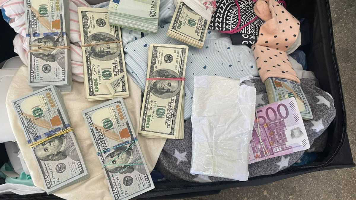 Двое украинцев пытались проехать в Румынию с валютой на сумму 33 млн гривен.