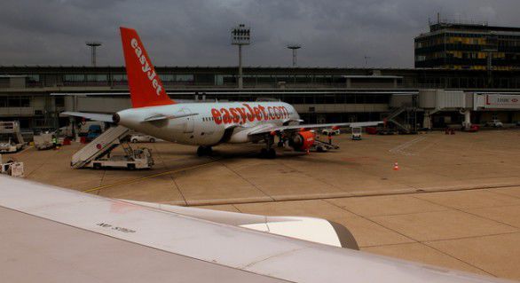 Bărbat nevinovat, suspectat de terorism dat jos din avion.