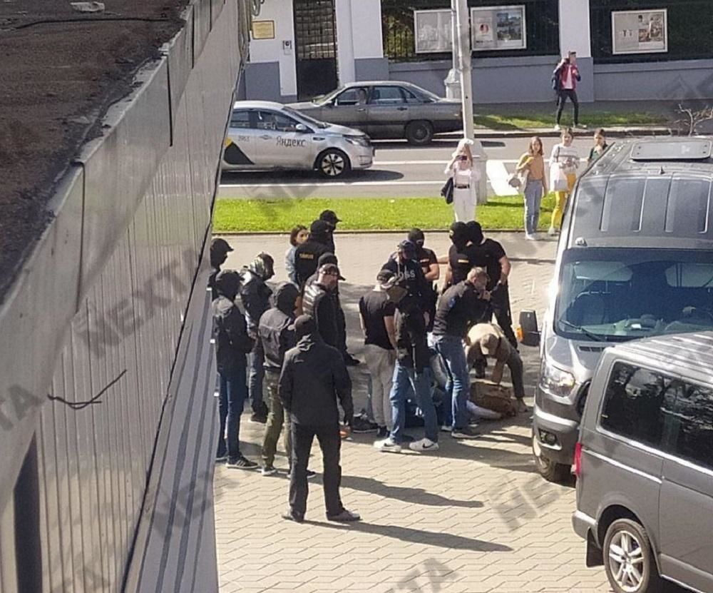 Студентов в Минске жестко задерживают прямо в университете. Фото: unian.net.