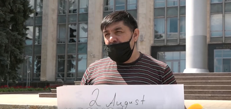 Ромы возложили цветы и зажгли свечи перед зданием правительства. 