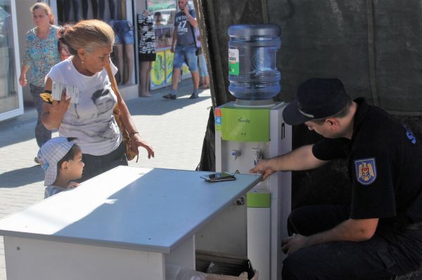 В Комрате установили мобильный реабилитационный пункт для оказания помощи в жару.