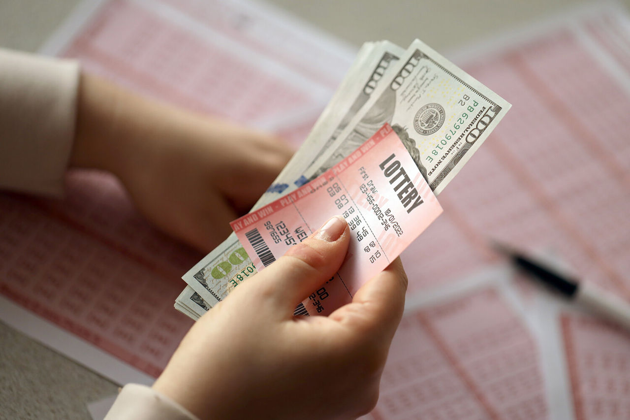 Американка купила 18 лотерейных билетов и выиграла $180 тысяч.