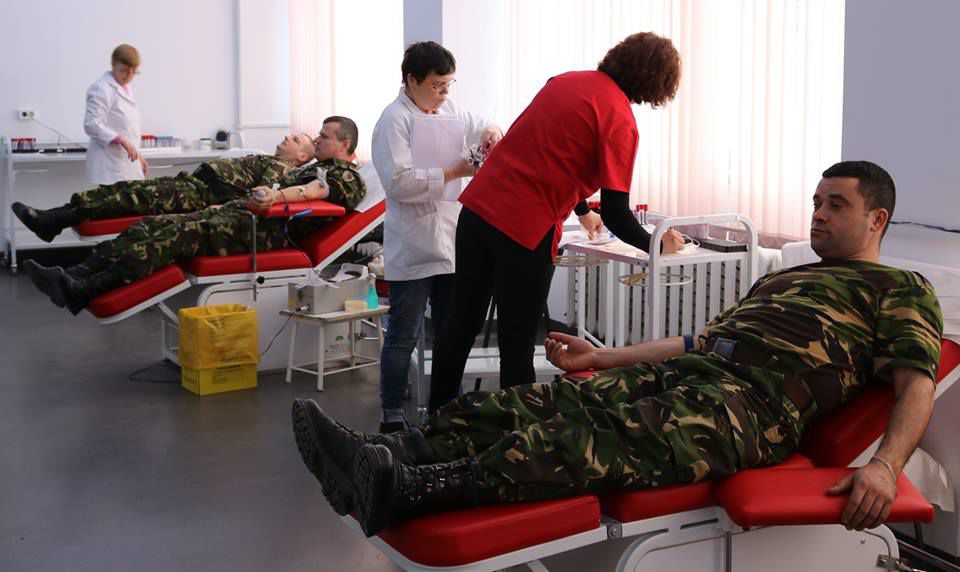 Акция под названием "Путь к жизни" организована минjбороны в сотрудничестве с минздравоv и Национальным центром переливания крови. Фото символ: ziaruldeiasi.ro.