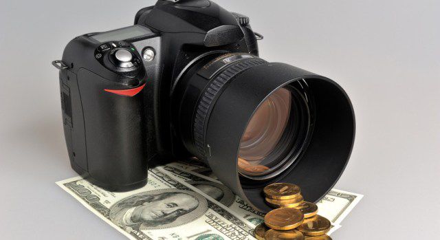 Cutreieră pământul în lung şi lat şi obţine bani din fotografii. Foto: Clubul Foto
