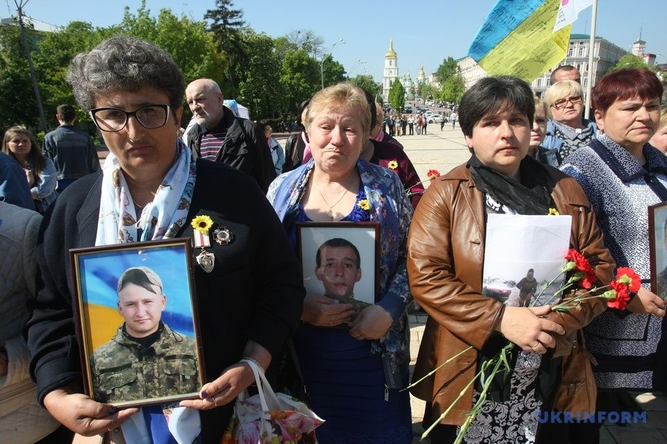 В Киеве проходит шествие матерей погибших в Донбассе солдат.