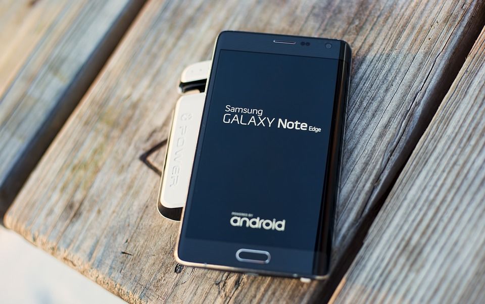 Samsung постепенно обновляет смартфоны до Android 10.