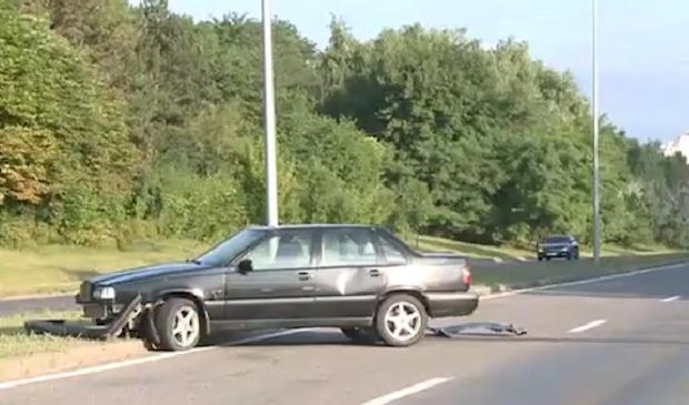 A dărâmat poarta unui centru comercial, în timp ce încerca să fugă de Poliție. Foto: publika.md