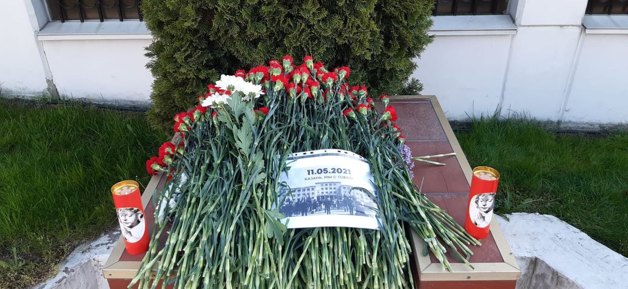 К посольству РФ в Молдове приносят цветы в знак скорби по погибшим в гимназии Казани.