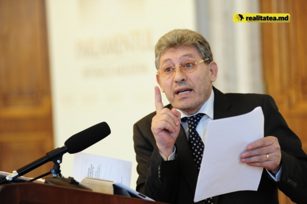 În context, Mihai Ghimpu a declarat că PL nu va accepta o coaliție largă dintre cele trei partide proeuropene și PCRM, care „este succesor de drept al partidului comunist, partid totalitar, care a ocupat acest teritoriu”.