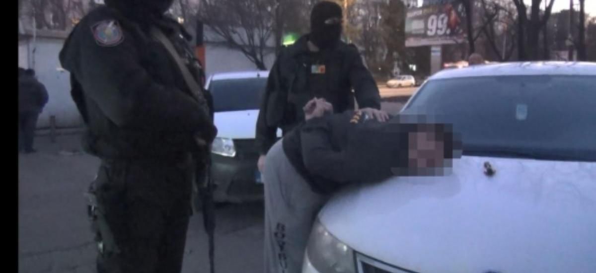 Мужчину задержали на 72 часа и доставили в Прокуратуру муниципия Кишинев района Рышкань.