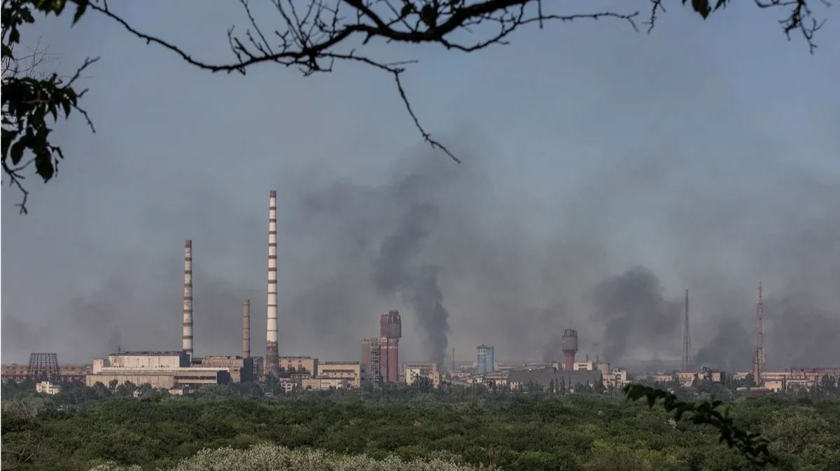 С территории завода "Азот" пока вышел только один человек.