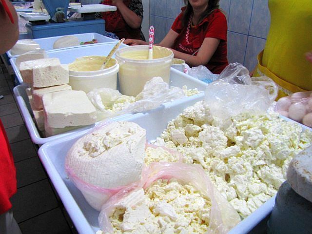 В жару покупать продукты на улицах особенно опасно.