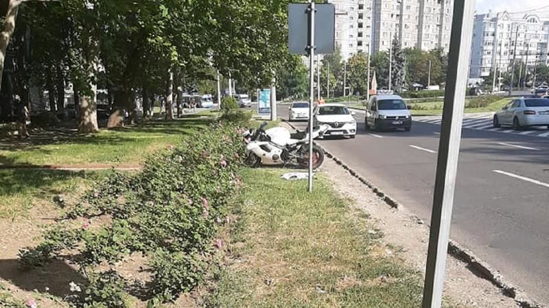 На Буюканах парень упал с мотоцикла во время езды на одном колесе.