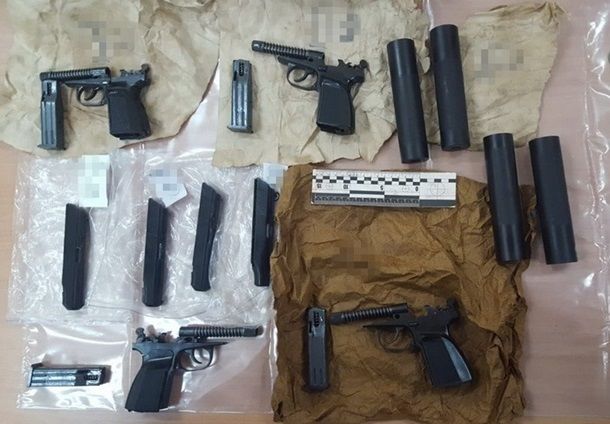 В Киеве полицейский с подельниками торговал оружием.