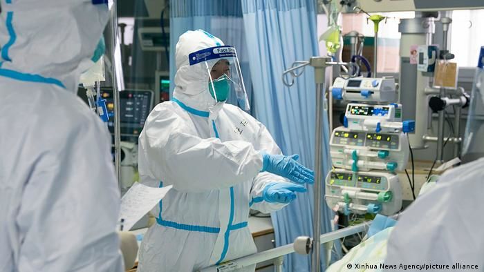 Румыния просит международную помощь в виде лекарств и медперсонала.