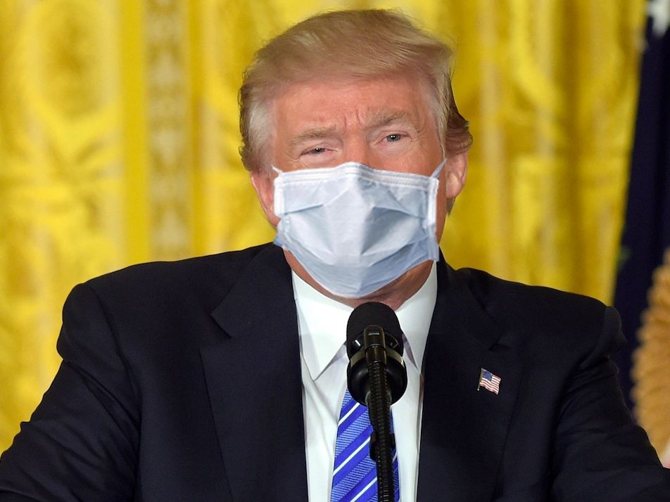 Трамп не намерен «закрывать» США даже при новой волне COVID-19.