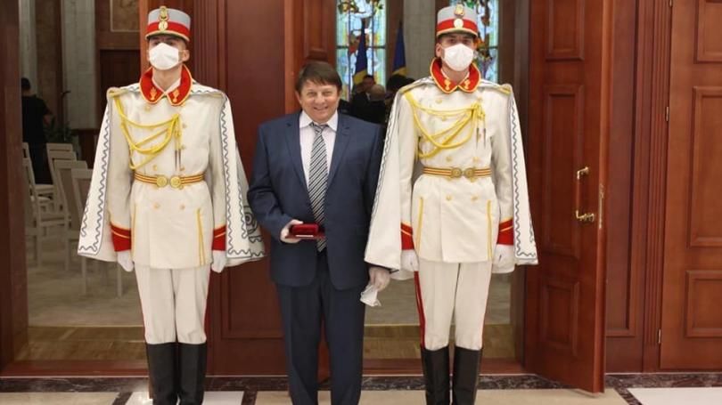 Награждение орденом Gloria Muncii предпринимателя Михаила Айзина.