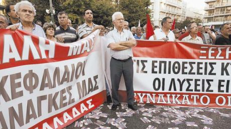 Греческие пенсионеры выстраивались в очередях к банкоматам.