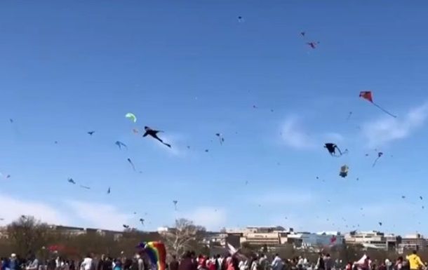 В небе над Вашингтоном запустили тысячи воздушных змеев.