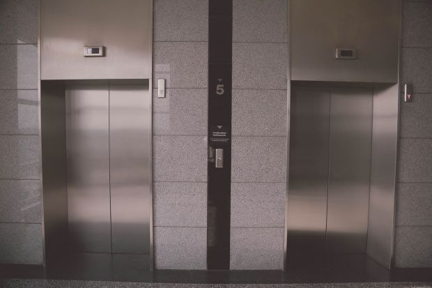 A rămas blocat în ascensor timp de o lună. 