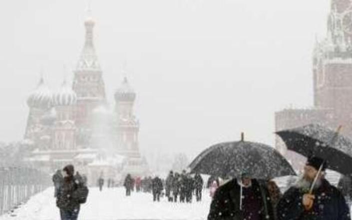 По сообщению Гидрометцентра, днем в Москве ожидается снег, местами сильный, вплоть до метели.