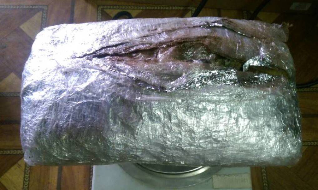 Doi moldoveni riscă închisoare: Au prelucrat marijuana cu cafea. Foto: customs.gov.md