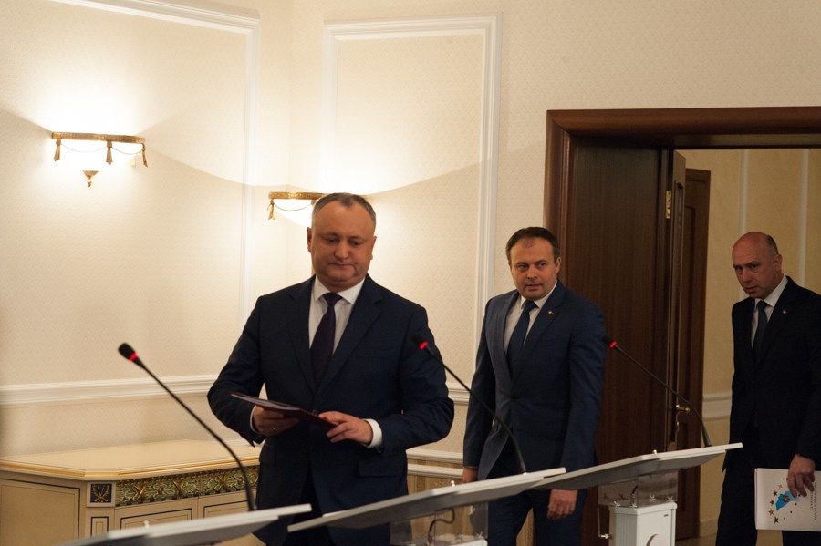 Preşedintele Moldovei, Igor Dodon, respinge acuzaţiile preşedintele Parlamentului, Andrian Candu. 