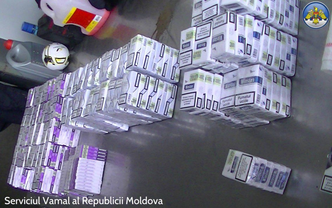 Un tânăr a încercat să transporte ilegal în UE țigări în valoare de 4.500 de euro. Foto: customs.gov.md