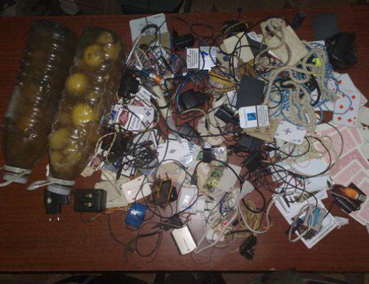 Telefoane mobile, bani, alcool și cărți de joc, toate au fost găsite de oamenii legii în camerele deținuților din Penitenciarul nr. 13 din Chișinău.
