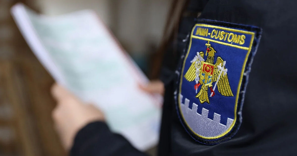 Un inspector vamal, lipsit de dreptul de a deține funcții publice pentru o mită de circa 2.000 de lei.