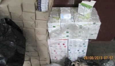 În cadrul controlului, oamenii legii au găsit țigările puse în trei cutii, ambulate în polietilenă și prinse cu funii.