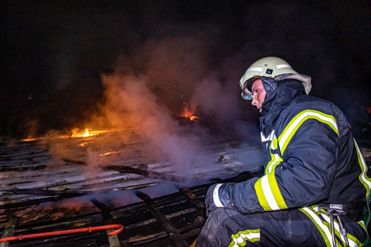 В Харькове российская ракета попала в склад, один человек ранен.