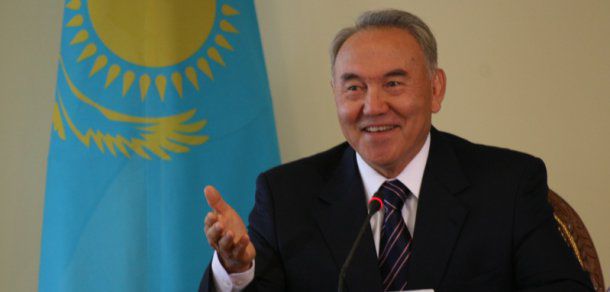 Kazahstanul se confruntă cu dificultăţi economice din cauza scăderii preţului petrolului şi a sancţiunilor internaţionale impuse de Occident Rusiei, principalul său partener comercial.