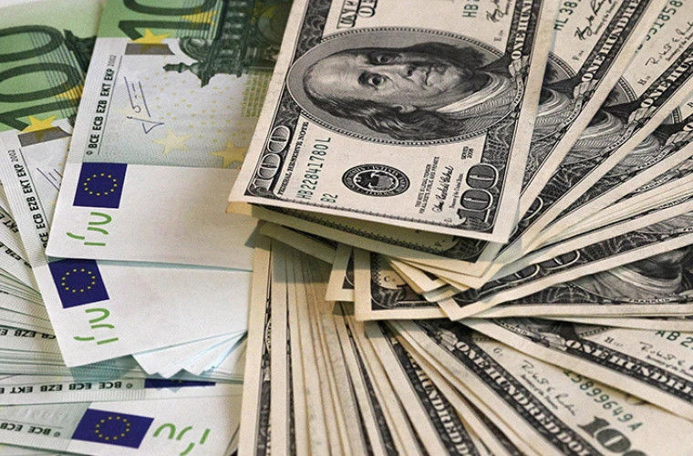 Бизнес снимает валюту со счетов: снижение объема вкладов составило 25 %.