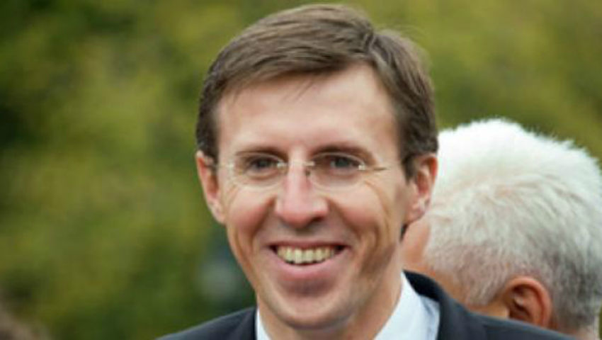 Dorin Chirtoacă încearcă să convingă jurnaliștii că la stația de epurare nu miroase. Foto: unica.md