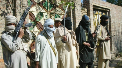 Bărbați înarmați au luat ostatici 500 de studenți și profesori într-o școală militară din Pakistan.
