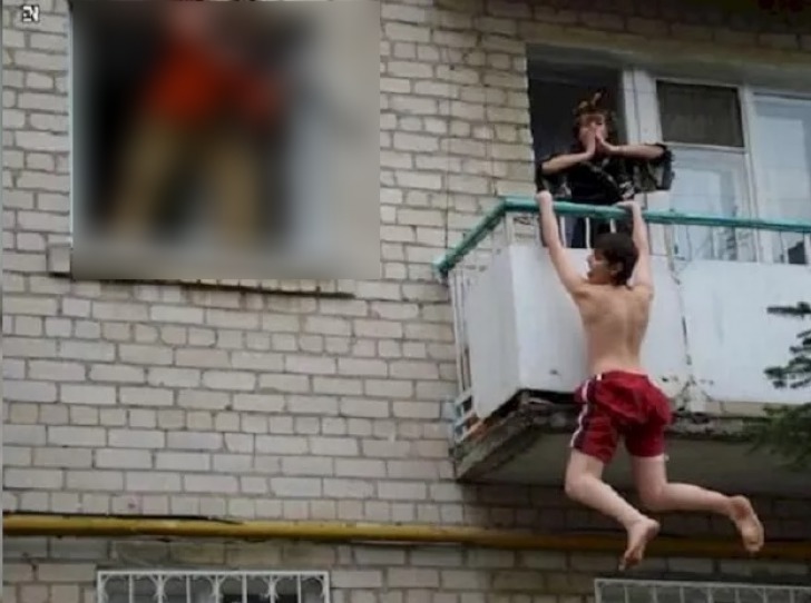 A venit de la muncă şi şi-a prins soţia în pat cu un student. Ce a urmat, desprins din filme