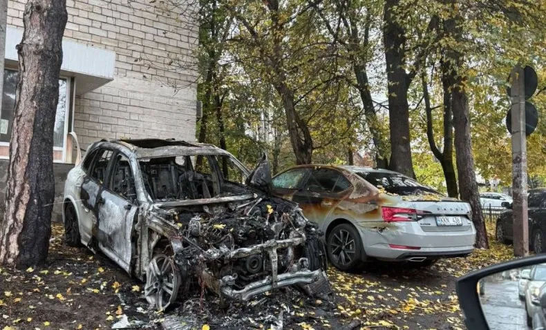 В Кишинёве сгорел Porsche Cayenne: огонь повредил и соседний автомобиль.