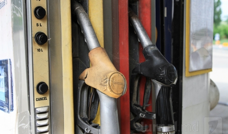 Unele staţii de alimentare au afişat astăzi preţuri mai mici pentru carburanţi.